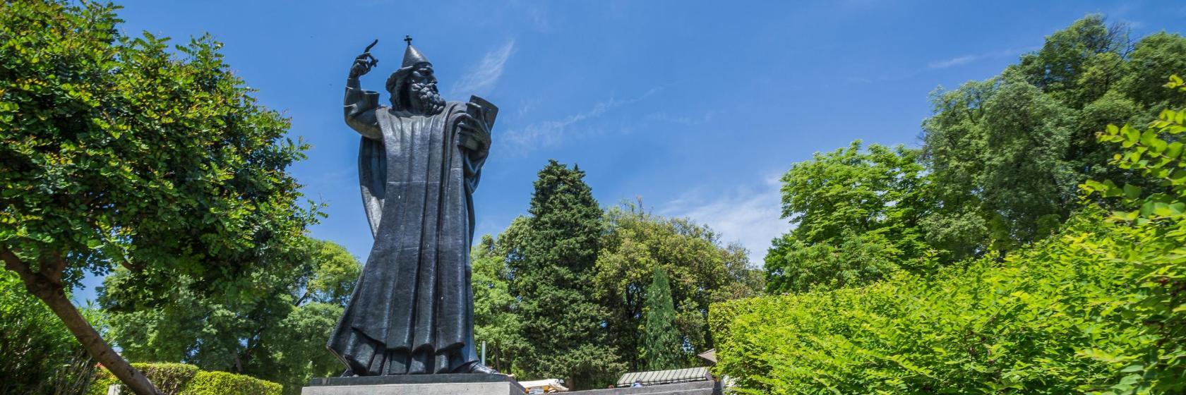 Gregorius av Nins staty